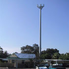 Микроволна К235 возвышается мобильная башня сотового телефона с 4 платформами